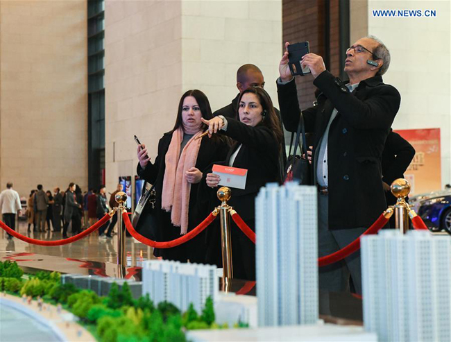 Strani posetioci na izložbi o reformama i otvaranju Kine prema svetu_fororder_exhibition 2