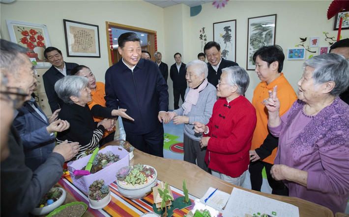 图片默认标题_fororder_图3：2018年11月，习近平在上海虹口区市民驿站托老所同老年居民交谈