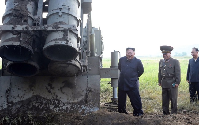 Kim nadgledao testiranje novog raketnog bacača_fororder_DPRK